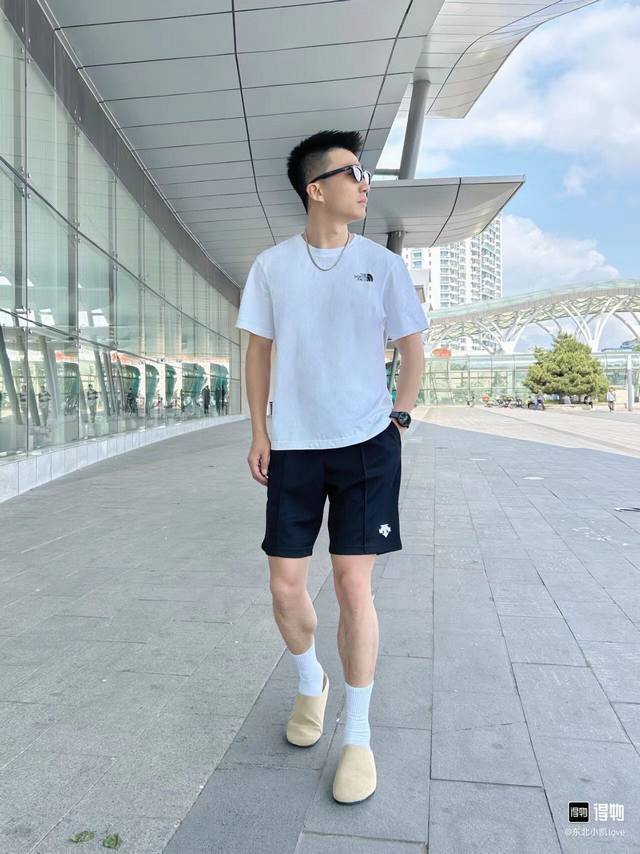 搭配资讯图 迪桑特Descente 纯色Logo刺绣五分透气舒适休闲短裤！