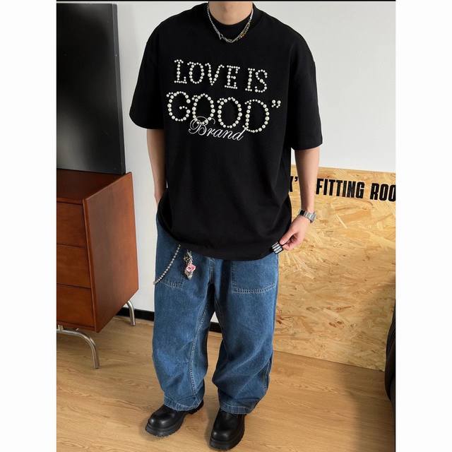 搭配资讯图 原厂品质 Good Brand 珍珠标语Logo 短袖T恤 男女同款