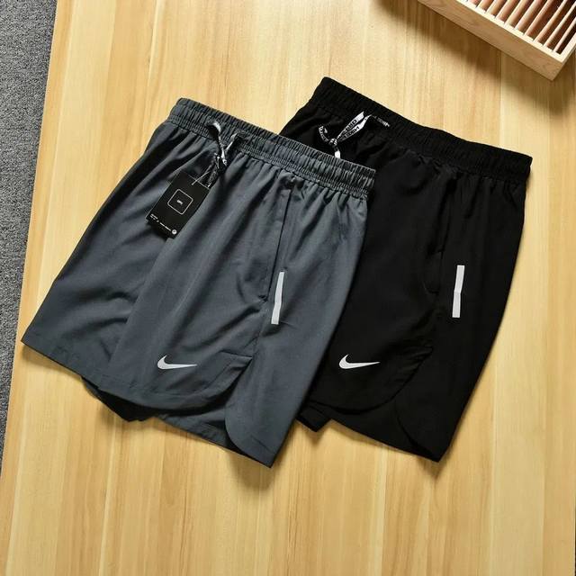 上新 Nike耐克钩子夏季速干轻薄弹力五分短裤 反光Logo＋反光条设计夜跑更安全下摆开叉更凉快 尺码:M,L,Xl,2Xl,3Xl, 黑色，灰色 极品梭织弹力