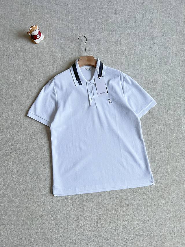 报单款号06052。 Hazzys 哈吉斯 夏季撞色领三粒扣休闲商务纯色Polo衫！！ 各大专柜同步在售，经典的刺绣皇冠狗哈吉斯Polo衫，你怎能不爱！ 采用4