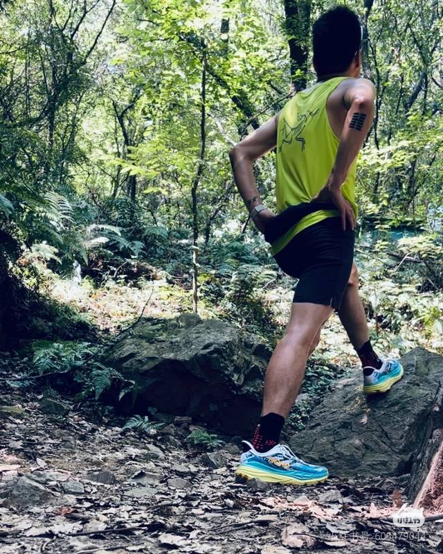 Arcteryx 始祖鸟 速干运动背心冰丝印花无袖T恤 这个面料上身非常舒服，很顺滑柔软，精选涤纶面料、领口口全部是横机织造！！厚实的质感非常高大上、特别宽松版