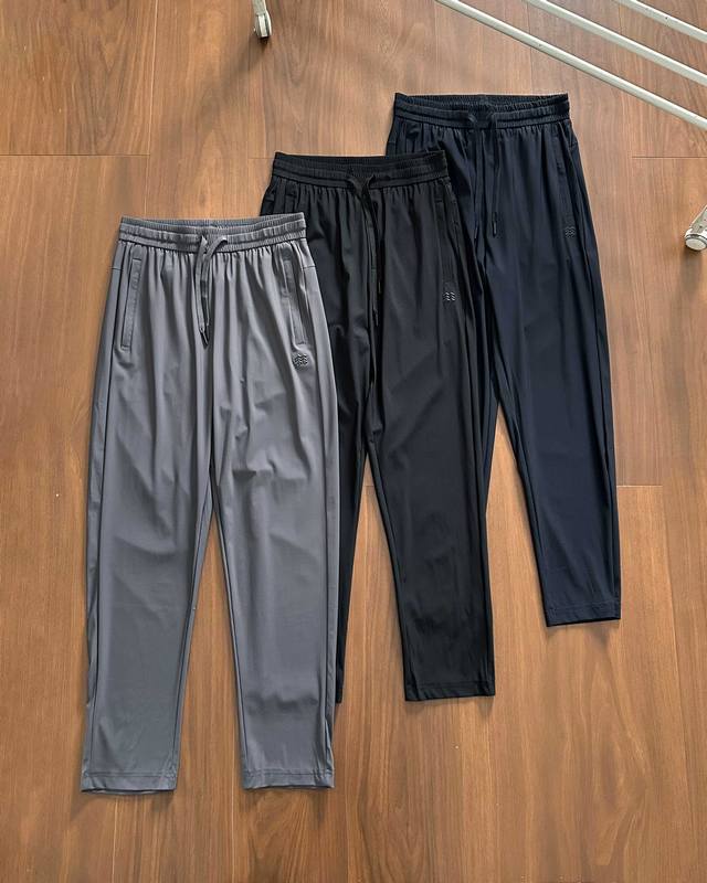 夏季速干裤！Kolon Sport 可隆夏季经典款三色男款速干裤 夏季必穿款 实现38℃高温下依然保持清爽体感，让夏日运动无惧汗水与骤雨。立体直筒剪裁精准优化腿