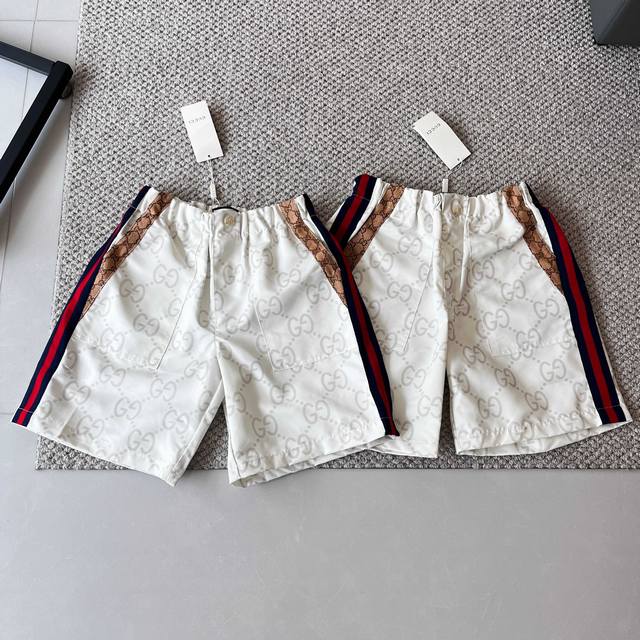 Gucci 古驰25Ss 双G大提花象牙白短裤 作为时尚界的宠儿 老花刺绣短裤 看双G老花心都熔化了毕竟可是拥有极高的辨识度！一直都以最高的姿态在潮流界中屹立不