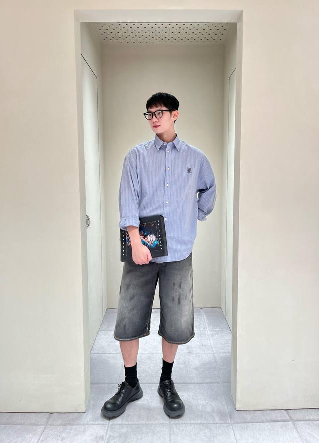 Acne Studio Ac 做旧工艺黑泼墨脏Vintage牛仔休闲短裤 五分裤 这款牛仔裤的颜色绝对是众多牛仔裤里可谓是独一无二的存在，它有着棕+灰+烟灰三种