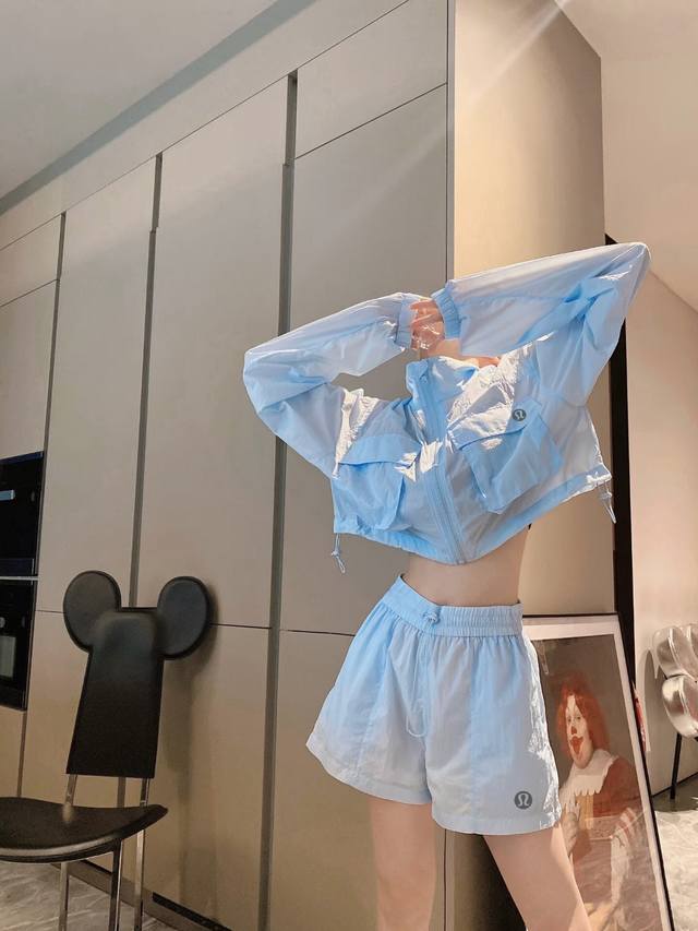 Lululemon 露露乐檬 搞品质 三标齐全 清新色彩，一眼万年 这次的颜色简直绝绝子！冰川蓝宛如山间清泉，透着丝丝凉意，清爽又治愈；蜜桃粉恰似少女的梦，甜蜜