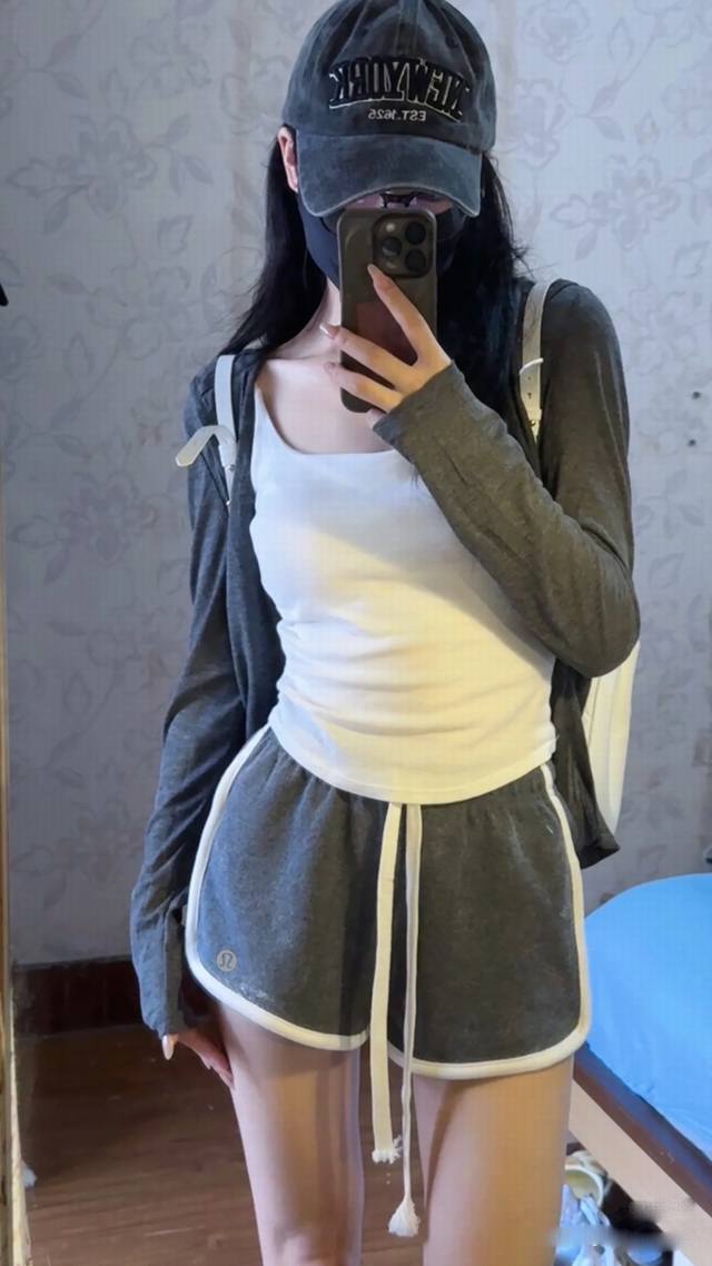Lululemon 夏日必备 Lululemon 运动短裤，太绝啦 宝子们，今天必须来给你们分享 Lululemon 家的夏季运动短裤，简直是我的心头爱 面料超