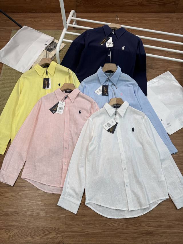 Ralph Lauren 拉夫劳伦春夏亚麻衬衫战马小标刺绣防晒外套 选用 %高支亚麻材质制作而成，面料手感细腻软糯，清爽的亚麻天然透气，舒适又自带肌理感的高级腔