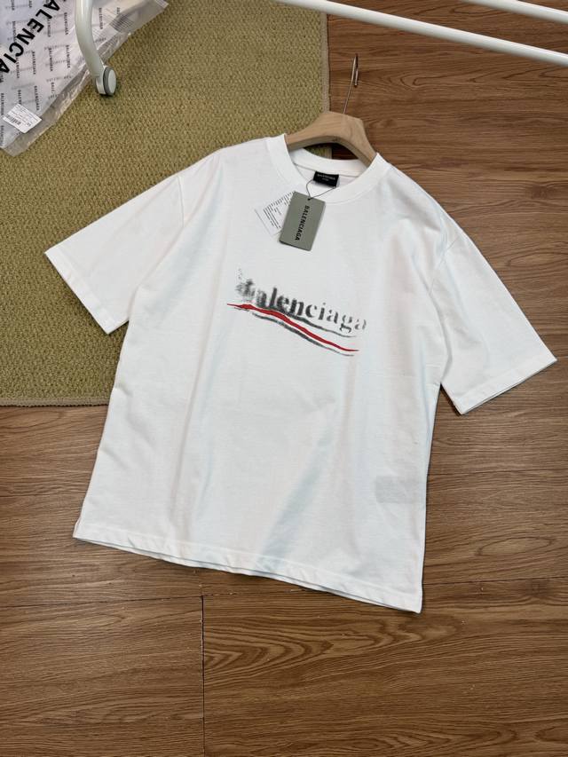 Balenciaga巴黎世家 Ss23 字母Logo模糊印花圆领短袖T恤 宽松休闲 情侣款 追求时尚与个性的情侣们，怎能错过Balenciaga巴黎世家的这款情
