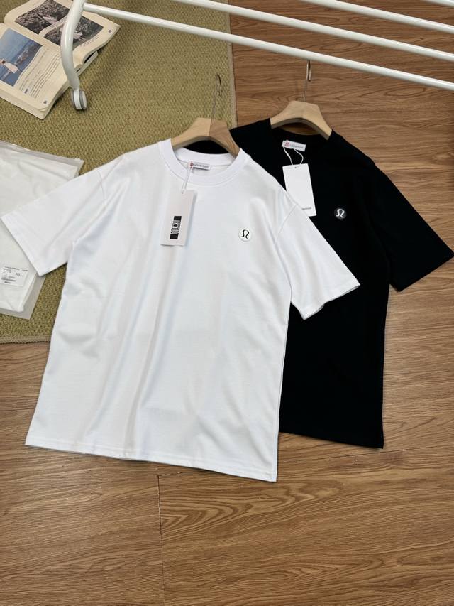 露露Lulu 男女同款户外运动休闲皮标Logo小标纯棉短袖T恤 追求品质生活和独特品味的你，一定不能错过露露Lululemon这件25Ss红Logo发泡印花纯棉