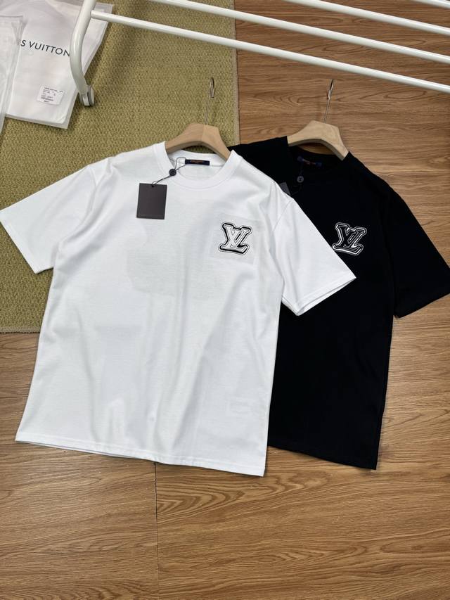路易威登 男女同款户外运动休闲2025春夏最新镂空Logo激光烧花贴布刺绣纯棉短袖T恤 追求品质与格调的你，一定不能错过路易威登1V 25Ss这件短袖T恤。从精