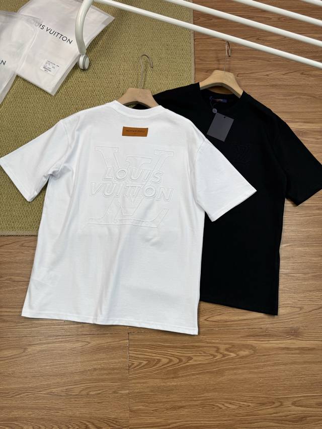 路易威登 男女同款户外运动休闲2025春夏最新后背大幅字母立体刺绣纯棉短袖T恤 追求品质与时尚的你，这件路易威登1V 25Ss短袖T恤就是你的不二之选。精选优质