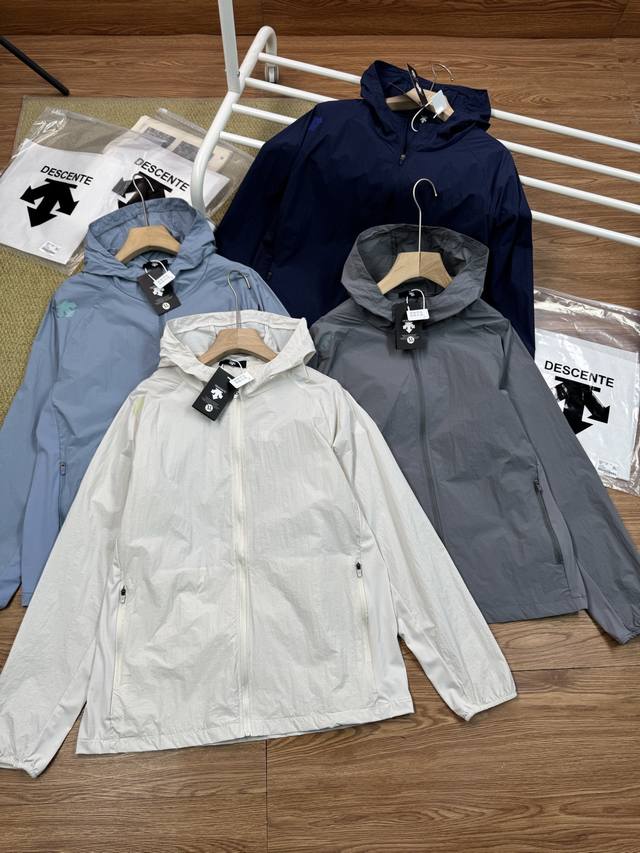 高品质，雪梨纸精包装 Descente 迪桑特25夏季新品！男士户外运动Upf20O+防晒轻量透气梭织皮肤衣！掌柜力荐！线上线下同步！客供梭织面料！轻盈透气顺滑