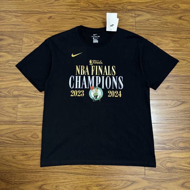 Nike耐克Nba波士顿凯尔特人 Nba总冠军全体球员签名款限定短袖 采用260G纯棉高端面料 吸湿透气 手感柔软细腻 百搭各种身材场合不挑人 胸前印花采用进口