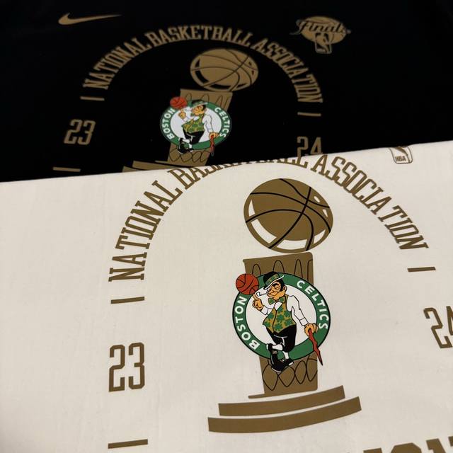 Nike耐克Nba波士顿凯尔特人 队史18Th总冠军限定短袖 采用260G纯棉高端面料 吸湿透气 手感柔软细腻 百搭各种身材场合不挑人 胸前印花采用进口白墨直喷