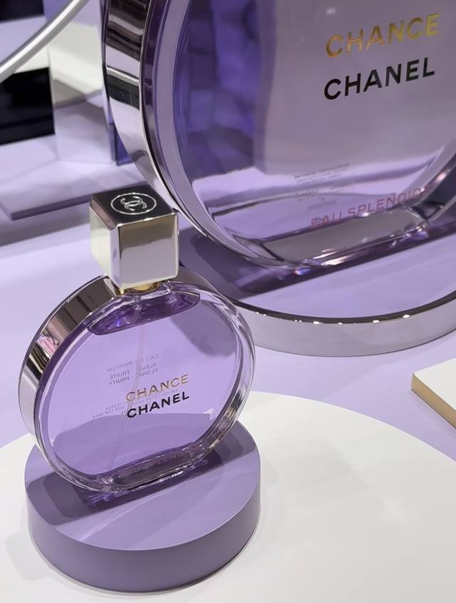 Chanel限定紫邂逅 Ml 原单级别 新款瓶底铁牌标志 前调：喷上瞬间是新鲜树莓混着微酸玫瑰的果香炸弹，像刚撕开一包水果硬糖。 中调：玫瑰丝滑地慢慢晕开，薄荷