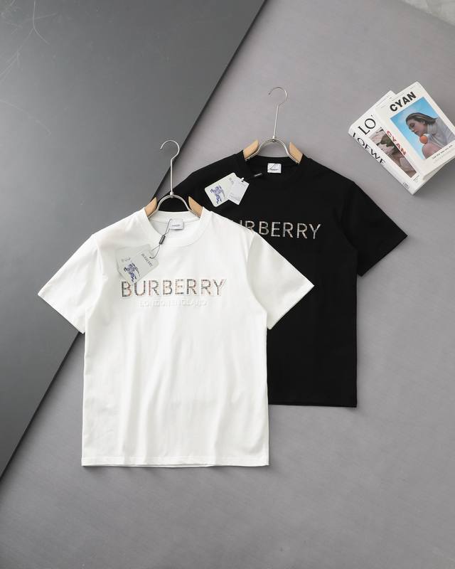 高品质 Burberry 巴宝莉3D暗纹压花立体浮雕格纹拼色新款T桖， 25Ss春夏新品，官方旗舰店同步开售，胸前字母Loog拼色用B家经典拼色设计，采用3D暗
