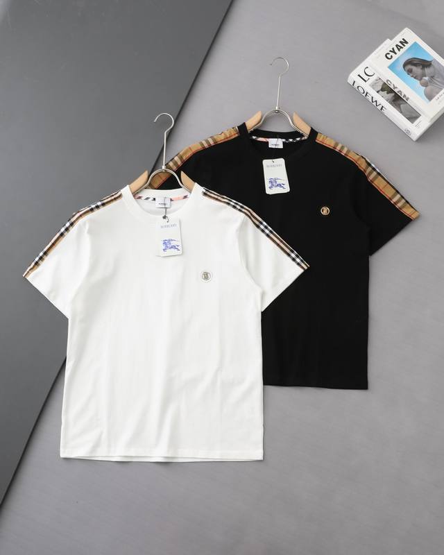 高品质 Burberry 巴宝莉双肩格纹拼接Tb金属徽章T恤 25Ss春夏新品，精美重工工艺，作为奢侈界的龙头，B家可谓是当之无愧了，首先映入眼帘的就是B家经典