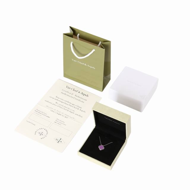 Van Cleef & Arpels梵克雅宝 Alhambra幸运系列 紫罗兰！迪拜限定紫罗兰四叶草梵克雅宝的紫罗兰贝母款，色彩从浓郁紫渐变至粉紫，极具梦幻感。