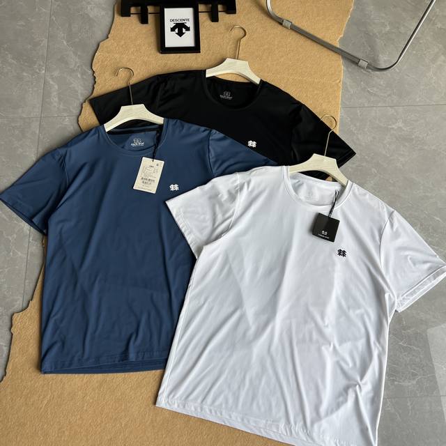 Kolonsport 可隆三色小树男士凉感4D防晒Upf80+针织锦纶速干透气宽松短袖 1. **4D立体剪裁** 采用人体工学三维建模技术，肩部螺旋分割线设计