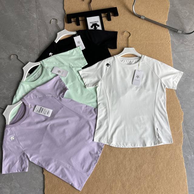 Descente 迪桑特专柜同款女款马卡龙色系四色齐发短袖圆领T恤 全身做了裁剪拼接 做工超级复杂 还原专柜可随意对比 硅胶Logo 束腰修身版型 上身很显身材
