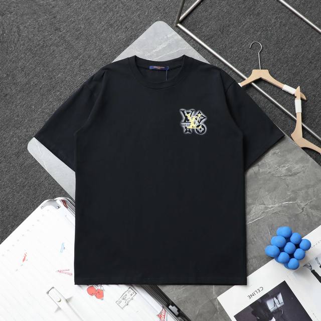 上新 顶级复刻 高端定制 Louis Vuitton 路易威登 新款前后泼墨水印字母休闲短袖T恤 款号: 349 颜色：黑色 白色 购入原版开模打造，全套定制辅