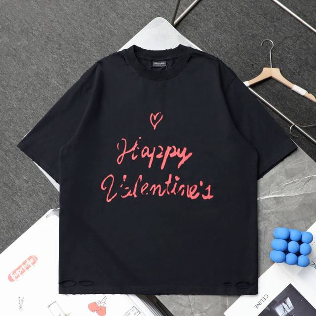 上新 顶级复刻 高端定制 Balenciaga 巴黎世家 新款手绘爱心字母做旧破洞印花圆领短袖T恤 款号：36811 颜色：黑色 白色 购入原版开模打造，全套定