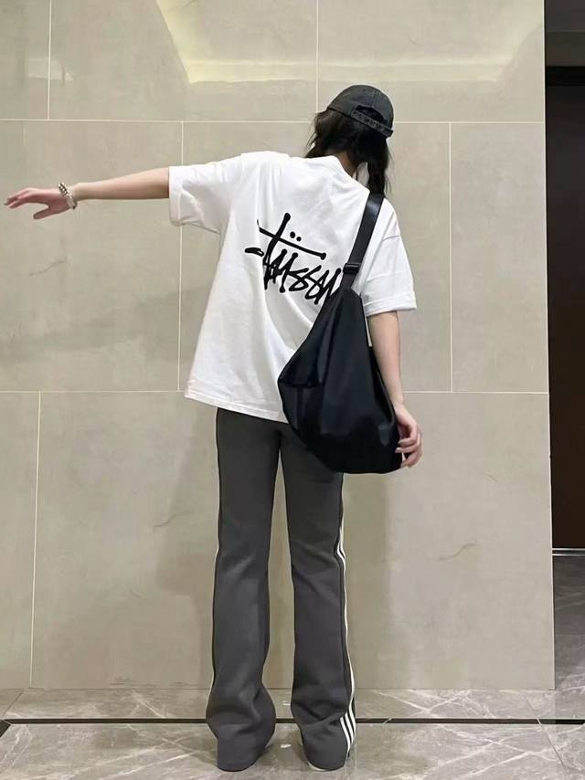 高品质 Stussy情侣款圆领短袖T恤， 明星同款 上身帅气时尚个性潮流短袖T恤！简单有个性，上身效果巨帅，打底外穿都很好看，颜色搭配也超赞的，特别定制280克