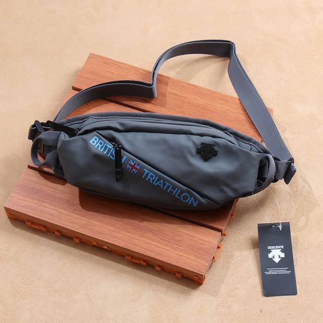 供 新增灰色 Descente 迪*桑*特 Sports Style 铁人三项国家队，男女运动胸包.腰包 代G590，高密度尼龙防水材质，最外层的是涂层设计..