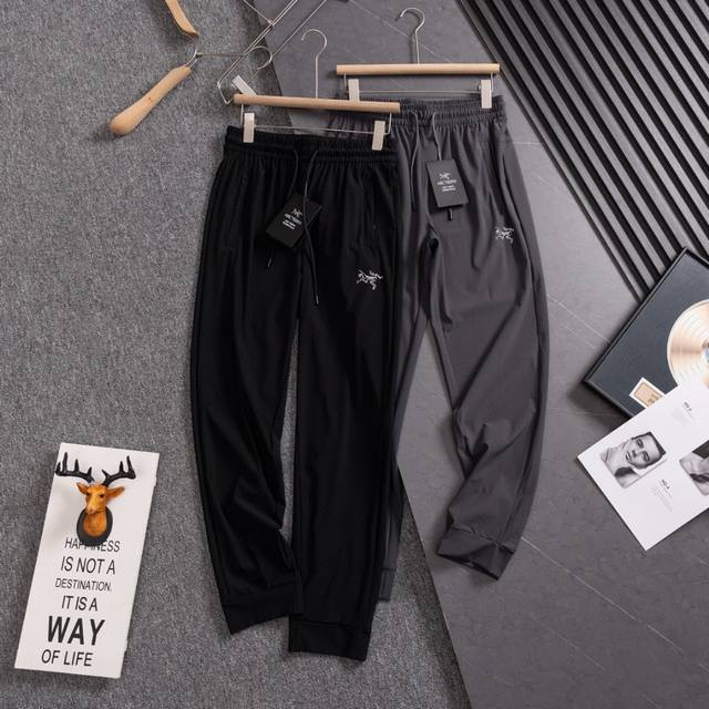 供 2025款Arc'teryx 始祖鸟夏季冰丝弹力速干收口长裤 颜色：黑色 灰色 尺码M-3Xl 此款裤子非常百搭，弹力腰围，加宽加厚腰头！收口设计！ 3D立
