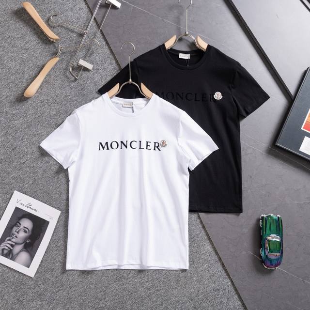 供 25新款蒙口Moncler盟可睐 男士植绒字母徽标圆领纯棉情侣短袖T恤 专柜同步高品质高版本！官网同步在售 男女同款 休闲风格，胸前植绒Logo工艺！经典圆