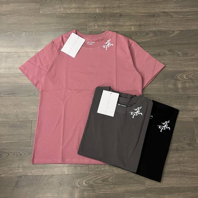 Arc'teryx 始祖鸟25Ss 最新色系领标刺绣后背印花休闲情侣短袖T恤-顶级品质 Coler：碳灰色 梅子色 黑色 Size：S M L Xl Numbe