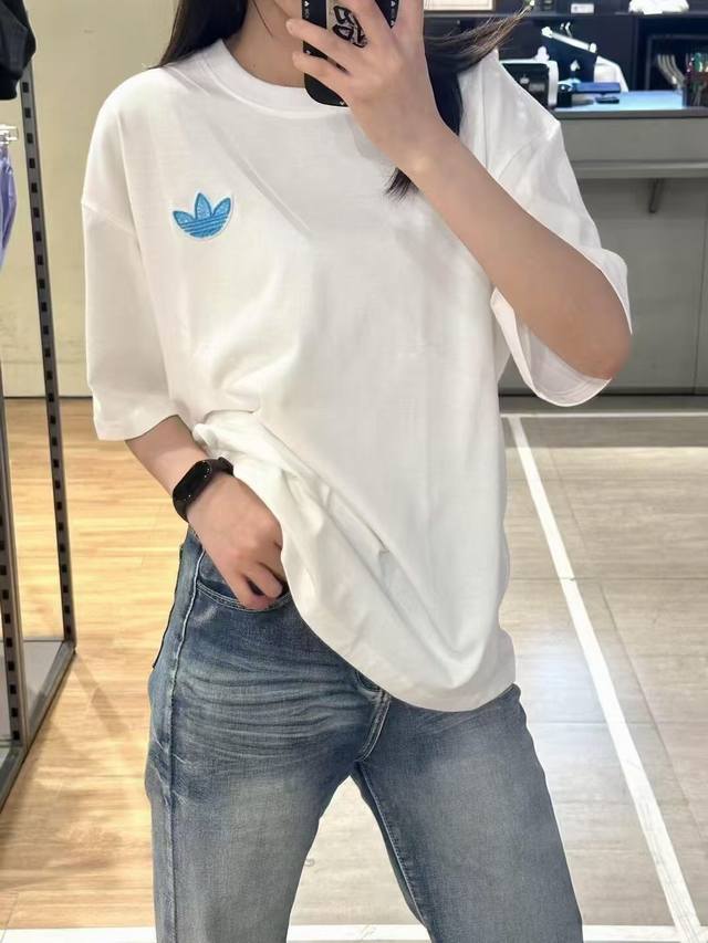 新款上新 Adidas三叶草 彩色涂鸦Tee短袖 整件衣服十分简洁，又给人很清新的感觉，涂鸦采用进口机器印花，颜色非常鲜明，且有层次感，面料采用210G日本进口