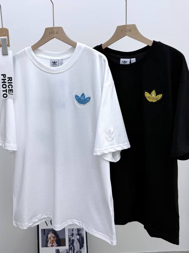 新款上新 Adidas三叶草 彩色涂鸦Tee短袖 整件衣服十分简洁，又给人很清新的感觉，涂鸦采用进口机器印花，颜色非常鲜明，且有层次感，面料采用210G日本进口