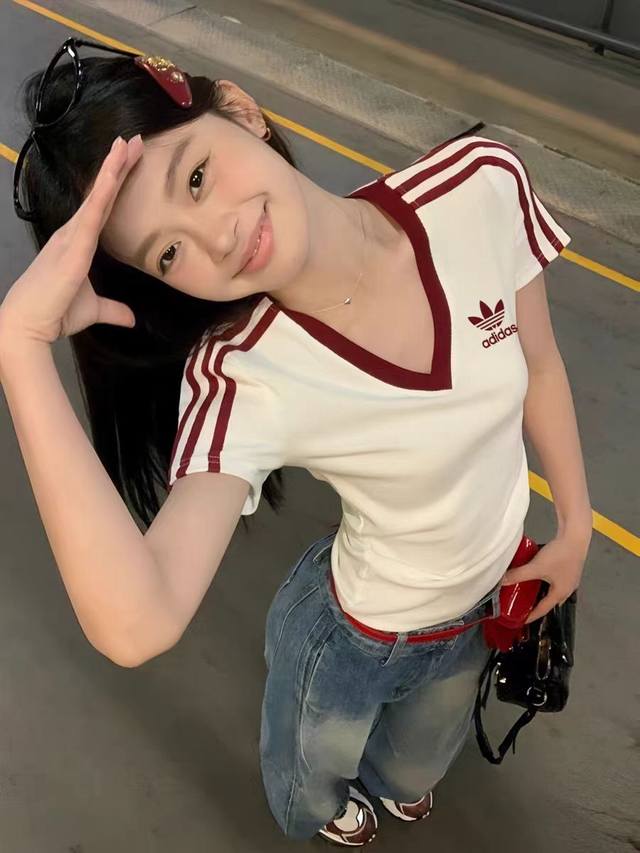 新款上新 Adidas2025年夏季新款女款 V 领收腰女款 三条杠织带条设计三叶草小三叶经典刺绣Logo短袖T恤！情侣款男女同款宽松版型！阿迪达斯三叶草男女透