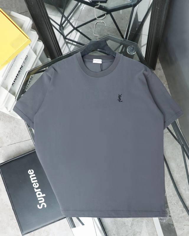供 ［高品质］圣罗兰Ysl Saint Laurent Ethereal Gray新款高级灰短袖T恤 作为奢潮品牌中的元老级代表，这款高级灰的小标刺绣短袖简直让