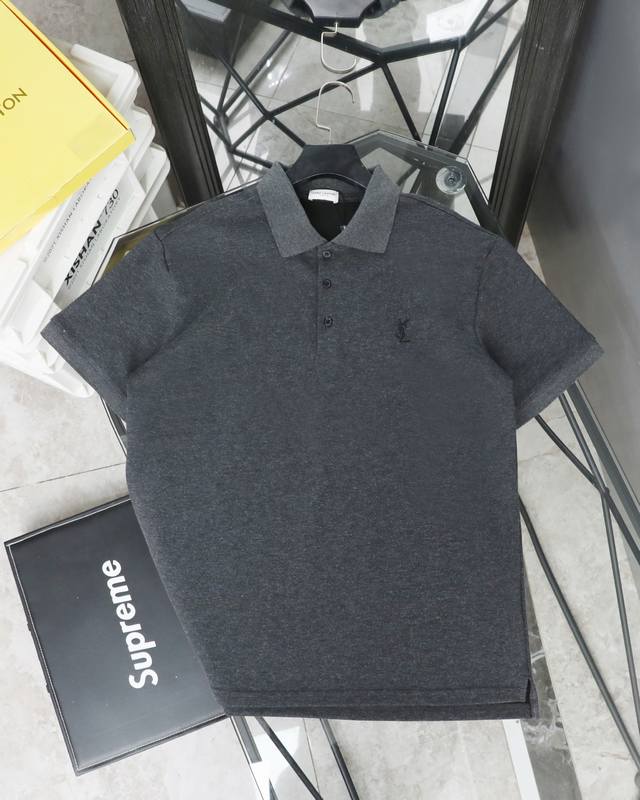 供 ［高版本］Saint Laurent Paris Ysl圣罗兰灰色新款刺绣Polo衫短袖 男女同款情侣 混纺双面珠地面料 克重240克 定制螺纹无色差！纽扣