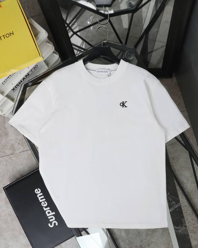 供 顶级版本 Calvin Klein-Ck背后字母钢印圆领短袖 面料采用280克双股双纱纯棉面料，手感舒适柔软，上身舒适透气，领口采用同缸同色罗纹，不紧绷，不