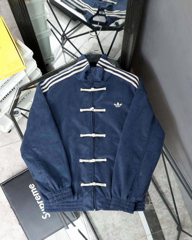 供 顶级版本 Adidas 阿迪达斯 新中式 蛇年限定 国风唐装四色情侣夹克外套 定制滴胶盘扣 复刻原版 经典三条杠 百搭不挑人 全套定制辅料 细节完美 颜色: