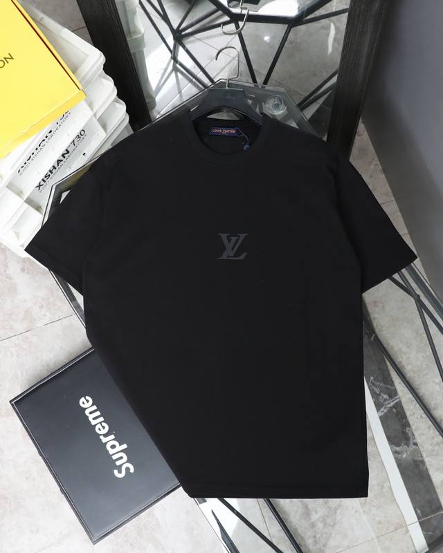 供 Louis Vuitton 路易威登Lv 25Ss新款经典Logo 字母硅胶压花款短袖圆领T恤 Louis Vuitton，法国路威酩轩集团-Lvmh旗下品