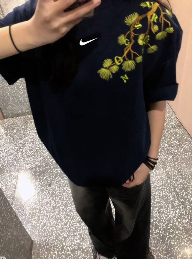 耐克Nike 美式高街迎客松刺绣短袖情侣款短袖宽松版型T恤衫学院风短袖 ~260克紧密纯棉面料 不起球不变形 透气舒适抗菌 ~版型比较立体男女都能穿 最大体重穿