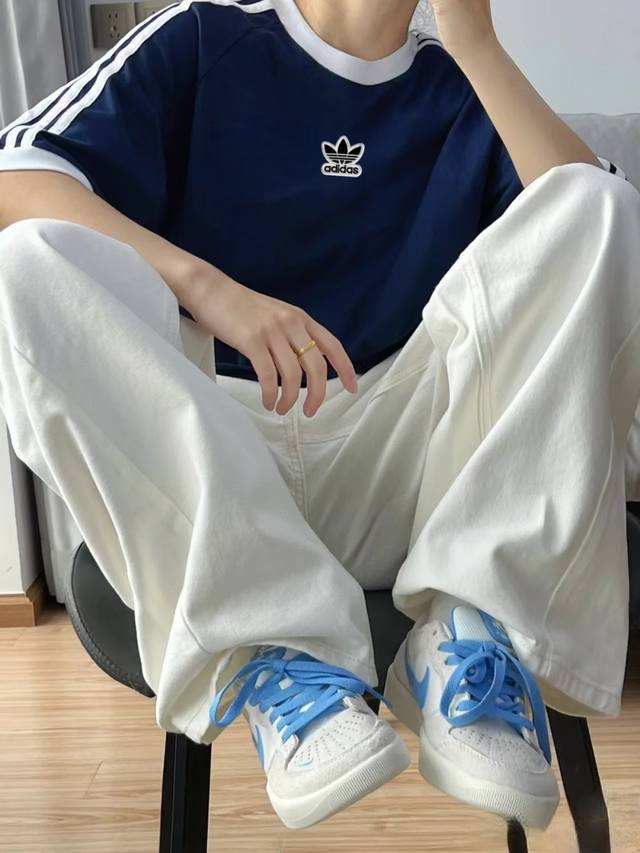 新款阿迪达斯Adidas 三叶草三条杠插肩撞色拼接Ins 领口螺纹针织情侣同款宽松落肩短袖T恤 面料: 260G重磅纯棉新疆长绒棉 采用特定重磅32S精棉平纹针