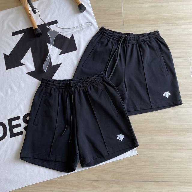 主图+细节 Descente 迪桑特 纯色Logo刺绣五分透气舒适休闲短裤 男女同款 品牌介绍：安踏旗下三箭头之一 热度丝毫不输始祖鸟 迪桑特的品牌名 Desc