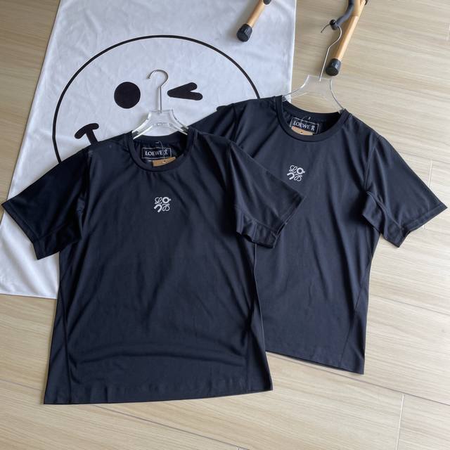 主图+细节 On 昂跑 X Loewe Active 柔软舒适时尚百搭短袖T恤 男女同款 品牌介绍：来自北欧的运动品牌 昂跑 创立于2010年 缓震着陆 强力回