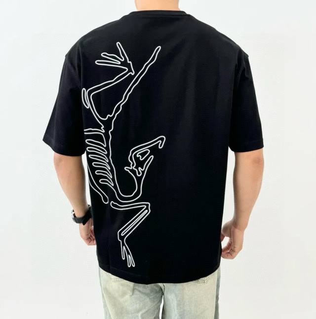 始祖鸟 Arc'teryx 24Ss 印花新款后背大鸟Logo宽松男女同款圆领纯棉短袖T恤 宽松版，330G全棉精梳棉！ 颜色： 黑色-白色 尺码M-L- Xl