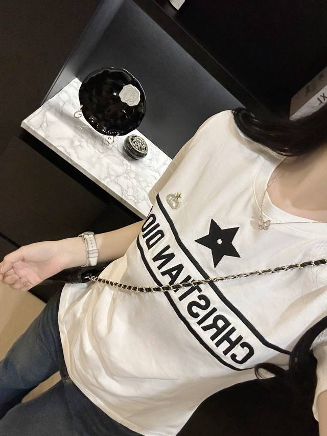Dior迪奥五角星字母前后重工刺绣圆领短袖T恤配胸针 款号：25670501939 颜色：黑色 白色 尺码：Sml S码80-95斤 M码95- 斤 L码 -1