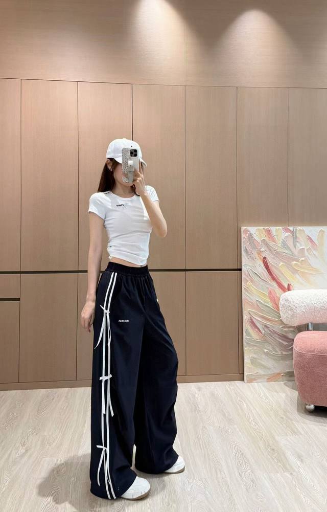 Miumiu缪缪字母印花撞色织带蝴蝶结松紧腰休闲裤长裤 款号：25670705449 颜色：白色 蓝色 尺码：Sml S码80-95斤 M码95- 斤 L码 -