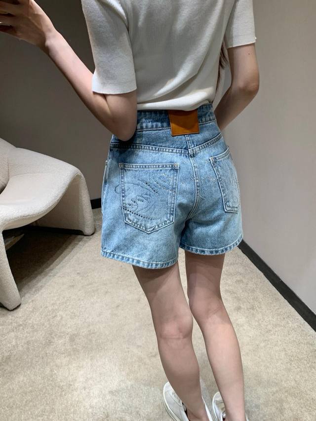 Alexanderwang 大王Aw定制字母皮牌重工烫钻洗水牛仔短裤 款号：2567 6075 颜色：蓝色 尺码：Sml S码80-95斤 M码95- 斤 L码