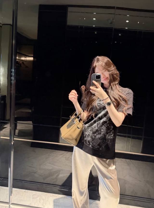 套装 上衣 Dior迪奥前后星座元素印花圆领短袖T恤松紧腰白色醋酸裤长裤套装 款号：2567 6073 颜色：图片色 尺码：均码 80-125斤