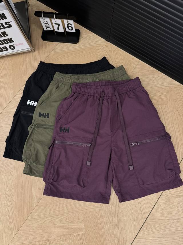 跑量款 Helly Hansen Hh海丽汉森 25Ss夏季新品工装机能风大口袋徽章Logo百搭休闲短裤，高街风十足，四色可选。经典百搭永不过时，夏季出行必备百