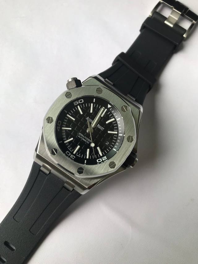 上新 爱彼-Ap入门版Ap20480A型号，出自当代最伟大的钟表大师 没有之一 尊达之手，设计粗旷张扬，特殊的八角形舷窗表圈用8颗六角螺钉与表壳紧密结合，辨识度